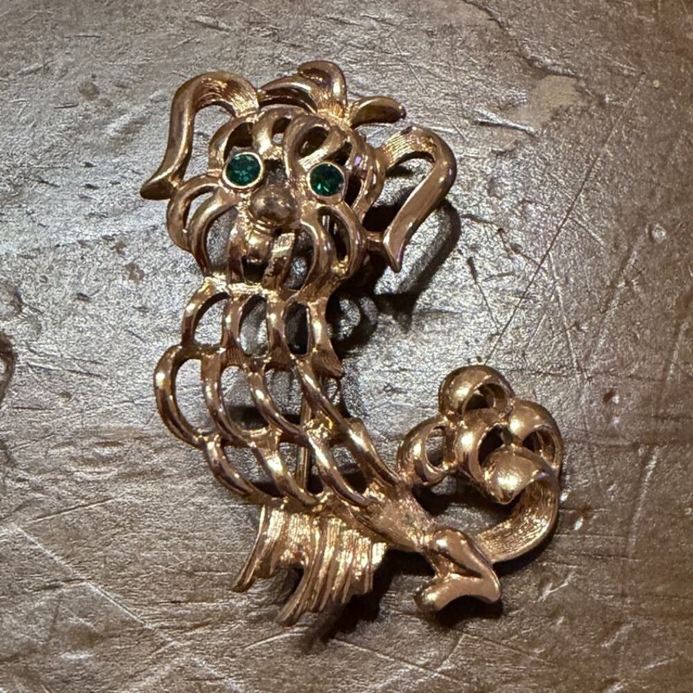 Vintage Avon 1972 Pekingese Dog Brooch Pin Green Rhinestone Eyes Gold Tone